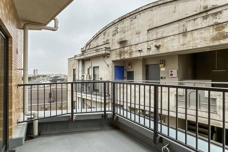 ルーフバルコニーの近くには、隣り合う建物の共用廊下が見えます。距離感などは現地でもご確認くださいね。