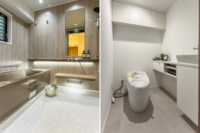 <b>左・</b>バスルームは窓付き。洗い場が広く、小さなお子さまと一緒に入浴するときもストレスが少なそう。/<b>右・</b>トイレはタンクレスタイプ。独立手洗いカウンター付きで、細部までこだわりを感じます。