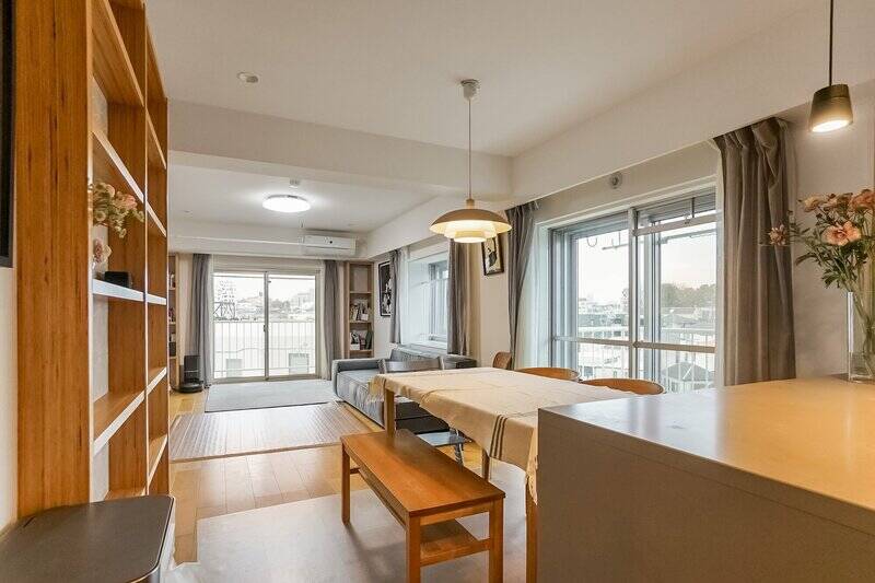 LDKは約21.4帖。リビングダイニング（LD）は南西・南東向きの二面採光で、たっぷりと陽が入ってきますよ！