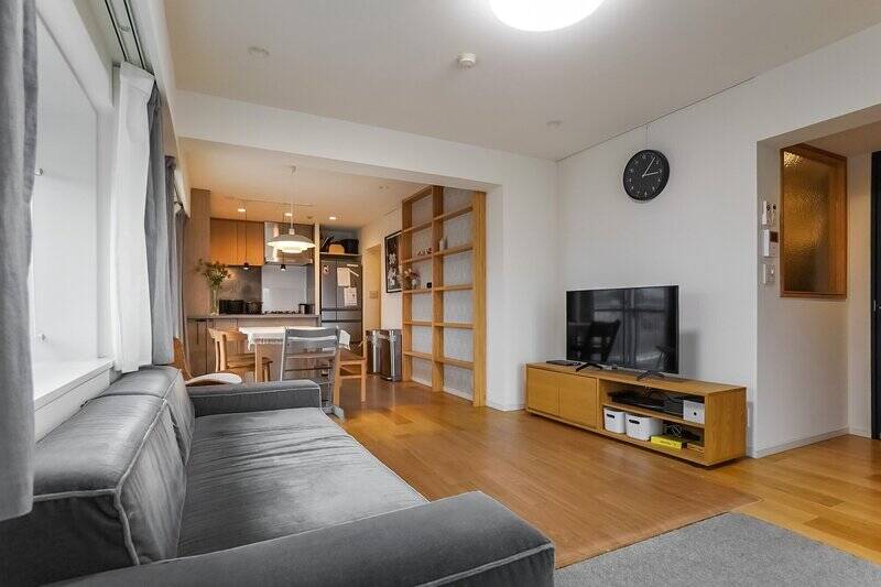 リビングからダイニングを見たカット。ダイニング近くの壁面にはオープンシェルフがあります。家族の思い出の写真や旅行のお土産を飾るのによさそうです。