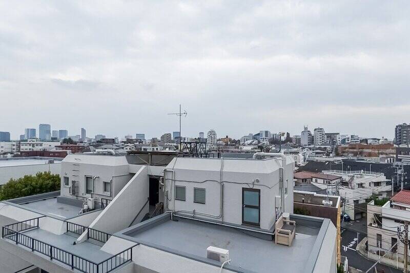 リビングから南東向きのバルコニーに出てみました。取材日はあいにくの曇り空でしたが......。