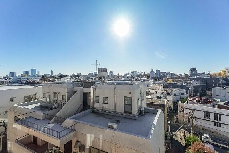 晴れた日は気持ちのいい青空が広がりますよ！ 建物は少し高台に建っているので、眺望は抜けています。（2020年撮影）