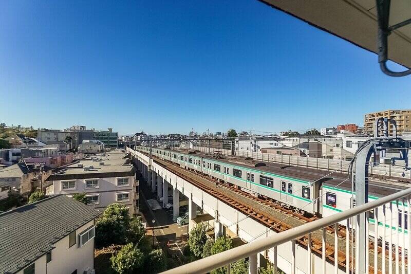 こちらのバルコニーも陽を遮る建物がまわりにないので、眺望良好です。（2020年撮影）