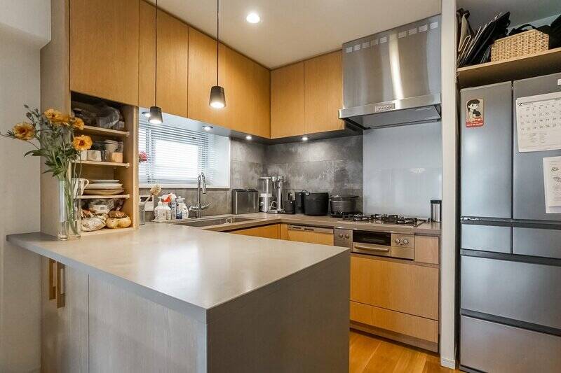 カウンターが付いているコの字型キッチン。配膳前の料理を置いておけるので便利です。3口コンロ、食洗機付き。収納もたっぷりあるので、食器などの収納には困らなそうです。