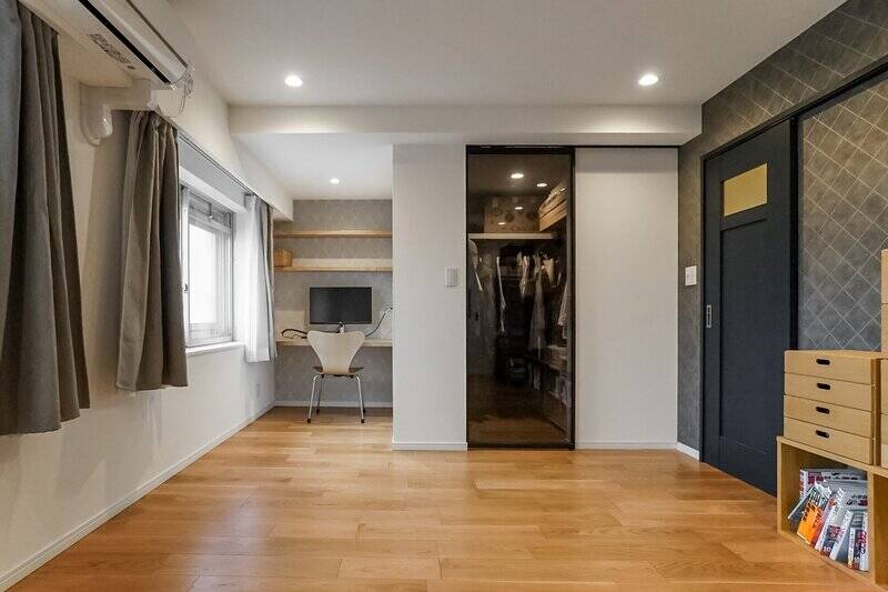 デスクスペースとウォークインクローゼット（WIC）がある洋室A。