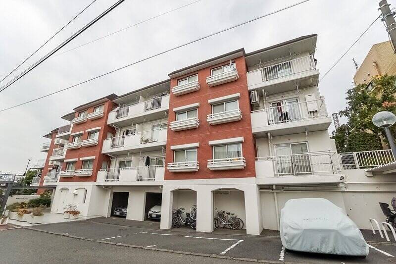 1980年竣工。レンガタイルの壁面がなんともかわいらしい見た目。マンションが建つエリアは多少アップダウンのある地形ですが、最寄りの小田急線・東京メトロ千代田線「代々木上原」駅からは徒歩6分。実際に歩いてみましたが、そこまで苦には感じませんでしたよ。