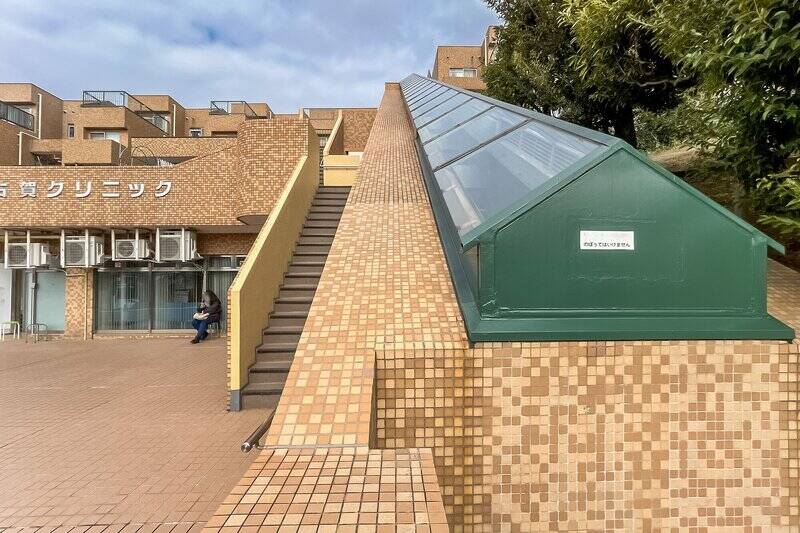 2階には内科・小児科・放射線科のクリニックが入っています。はて、横の三角屋根の正体は……?