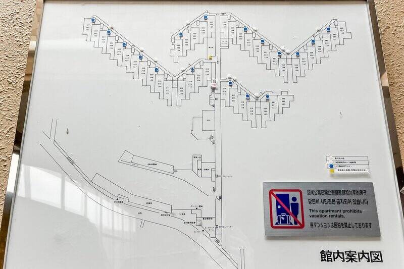 こちらのマンションは敷地が広大で、道路沿いのエントランスから斜行エレベーターに乗って各住戸へアクセスします。停止階は、1階・2階・5階の3フロアのみ。住戸はすべて5階部分にまとまっています。それでは、行ってみよう。