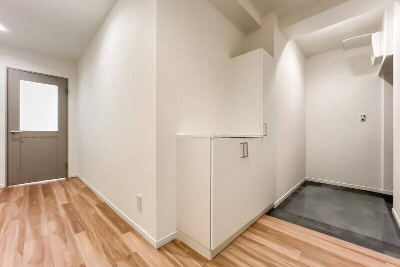 玄関から廊下がL字にクランク。来客の際室内が丸見えにならないのがいいですね。ガラス入りのドアを開け、まずはLDKへ。