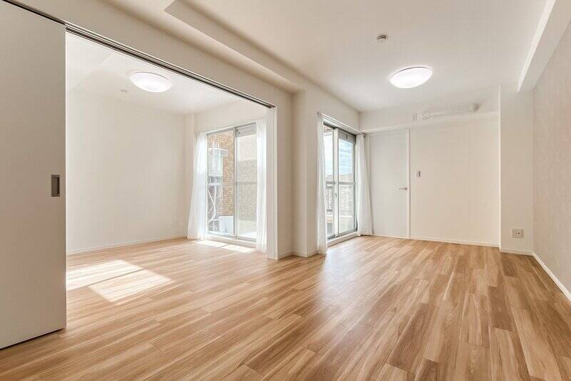 3枚の引き戸を開け放つと、<b>合計約17.8帖の空間が完成! </b>引き戸の先にある洋室Aの窓からも光が差し込み、明るく開放感が高まります。