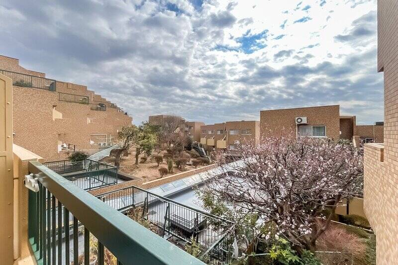 左手に視線を移すとマンションの立派な共用庭が。建物マニアな方にとっては雁行する外観が眺められるのも堪らないのではないでしょうか?(筆者は激萌えです。)