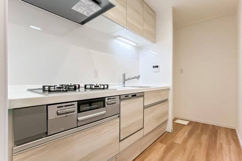 キッチンは、食器洗い乾燥機・ガラストップ3口コンロ・浄水器一体型水栓を完備。