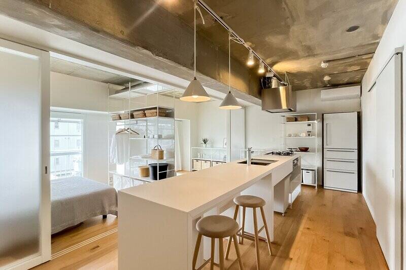 扉を閉めていても、半透明の窓越しに光が柔らかく届きますが、開ければ光が直接差し込み、いっそう明るさが増しますね。