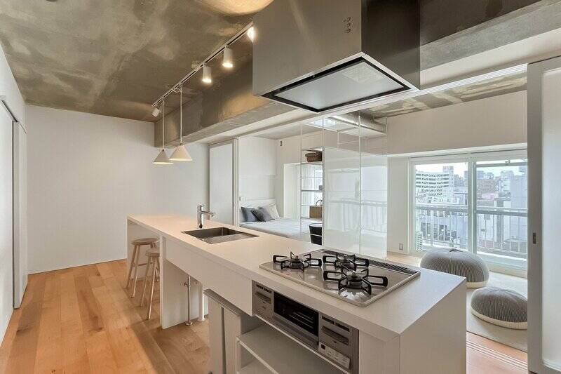 魚焼きグリル・3口ガスコンロ付き。キッチンの下には、ゴミ箱や収納家具を置けるスペースを確保しています。