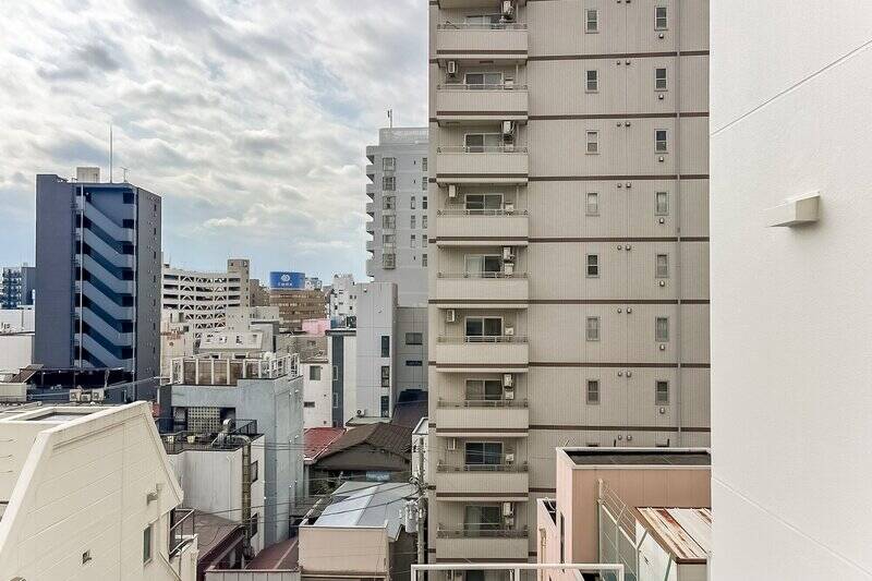 視界の半分に建物、もう半分に空が広がります。