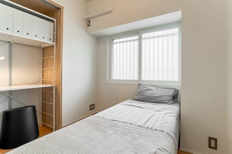 共用廊下に面したコンパクトな洋室B。窓は北東向きです。