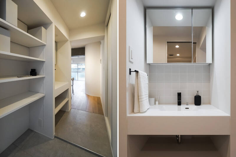 <b>左・</b>玄関扉を開けると、白で統一された空間がお出迎え。廊下の無い効率的な間取りで、玄関すぐに水まわり、奥にLDKが広がっています。／<b>右・</b>淡いグレーのタイルをあしらったデザインが可愛い洗面化粧台。玄関からの動線上にあるので便利に使えそうですね。