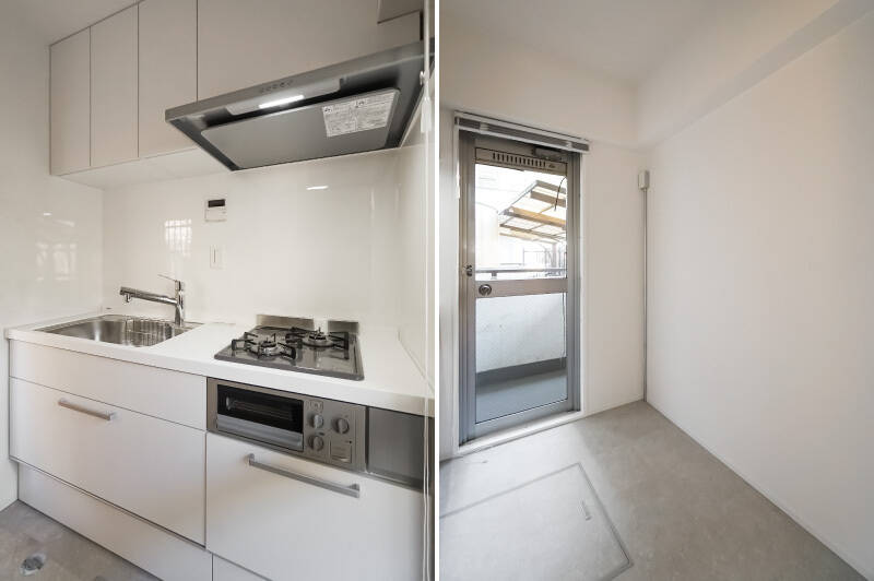 <b>左・</b>キッチンは2口コンロのコンパクトなものが採用されています。／<b>右・</b>西向きのガラス扉を開けると、駐輪場に面したサブバルコニーが。足元には床下収納が備わっており、発酵・熟成モノの仕込みにも使えそう。