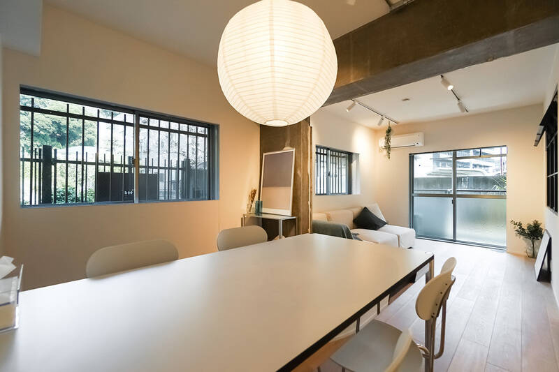 LDKは東と北の二面採光。躯体現しの梁・袖壁が、リビングとダイニングをさりげなくゾーニングしています。