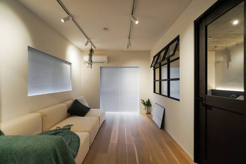 おおっ、アルミブラインドを閉めると、さらにすっきりとスマートな印象に♡ ちょっとギャラリーみたいで、家具やインテリアがきれいに映えそうです。