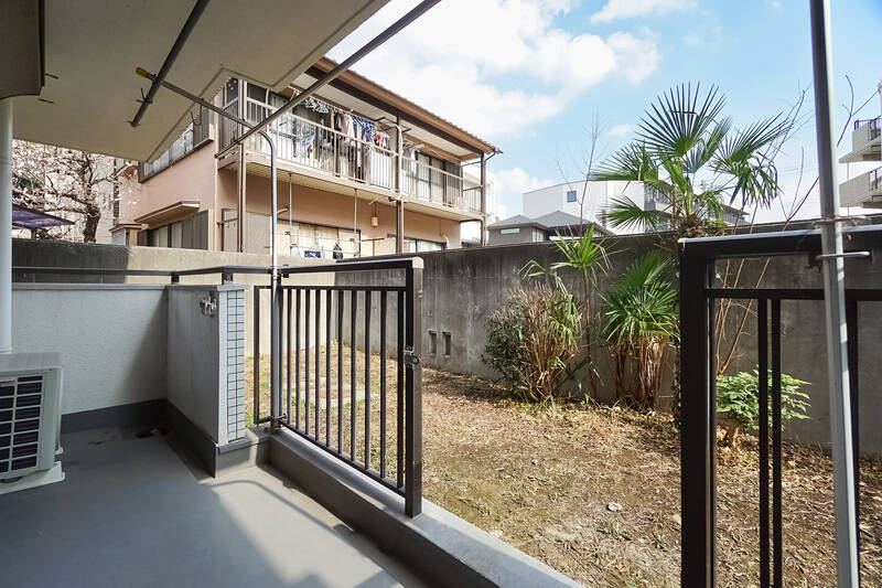 東側の掃き出し窓からバルコニーへ。さらに鉄柵を開けると、こちらの住戸の専用庭へ出ることができます。洗濯物を干しやすいエリアと地面を感じられるエリアの両方があってGOOD！
