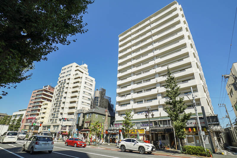 駅出口から地上に出てすぐ、青梅街道沿いに建つ1974年竣工・総戸数88戸のこちらのマンションをご紹介します。1〜2階には飲食店などのテナントが入っており、やや雑多な印象もありますが、住民用のエントランスは建物の横側に用意されていますよ。