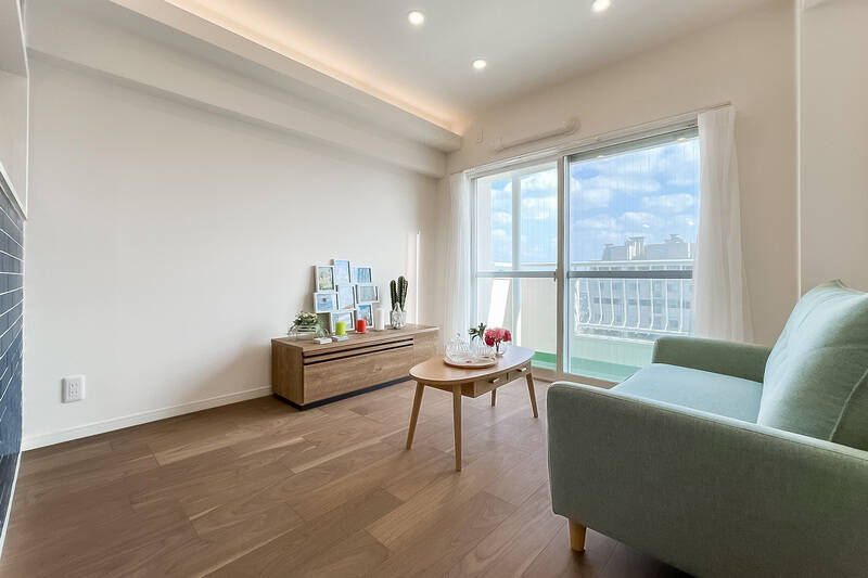 ダイニングキッチン（DK）に入ると、窓に広がる空と雲。ぐっと近く感じるのは、13階ならではですね。