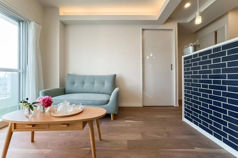 <p>広さは約9.1帖。コンパクトだからこそ、空間を効率よく使いたいところ。ダイニングチェアの代わりに、ソファベンチを取り入れた “ソファダイニング” なら、食卓とくつろぎを一体にしたレイアウトも楽しめます。</p>