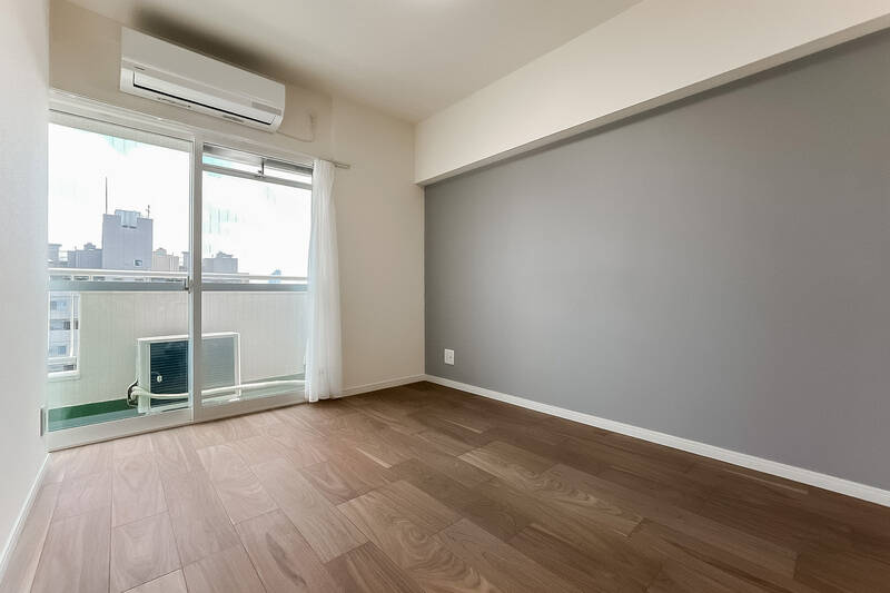 DKと同じくバルコニー向きの洋室で、広さは約5.6帖。寝室として使うのもいいですが、空をあおぎながら過ごすワークスペースというのも少し憧れますね。