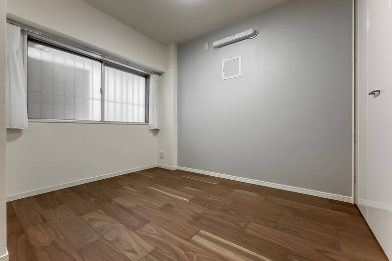 <p>約5.7帖の広さ。窓は西向きで、共用廊下に面しています。</p>