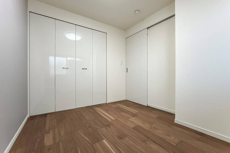 <p>折れ戸2枚分のクローゼット。中は左右で奥行きが異なり、浅めと深めに分かれているので、用途に合わせて整理できそうです。</p>