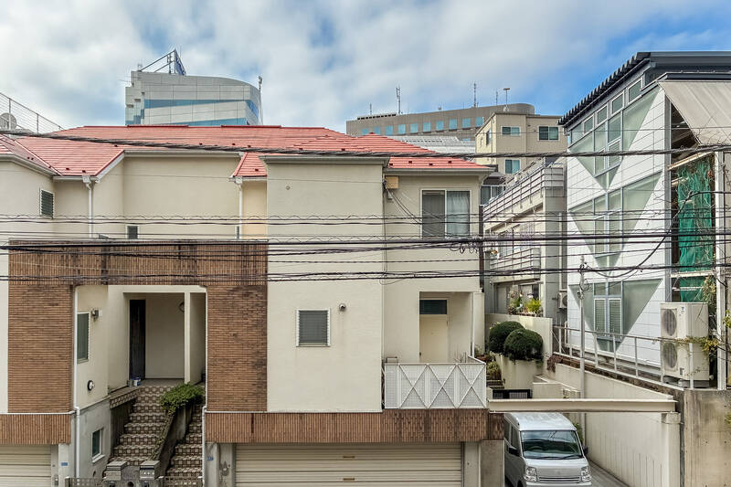 南西向きのバルコニーからの眺望。お向かいに住宅がありますが、道路を挟んでいるため、日差しはしっかりと届きそう!