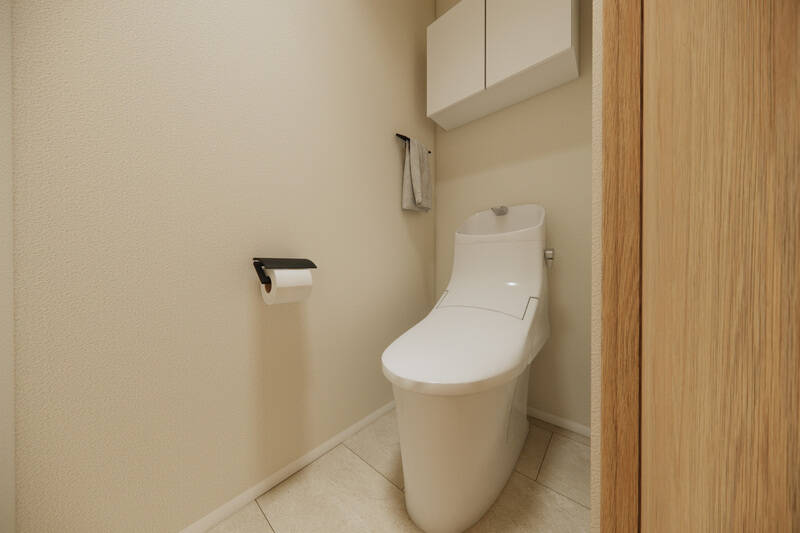 廊下からアクセスするトイレ。上吊り収納が備わります。