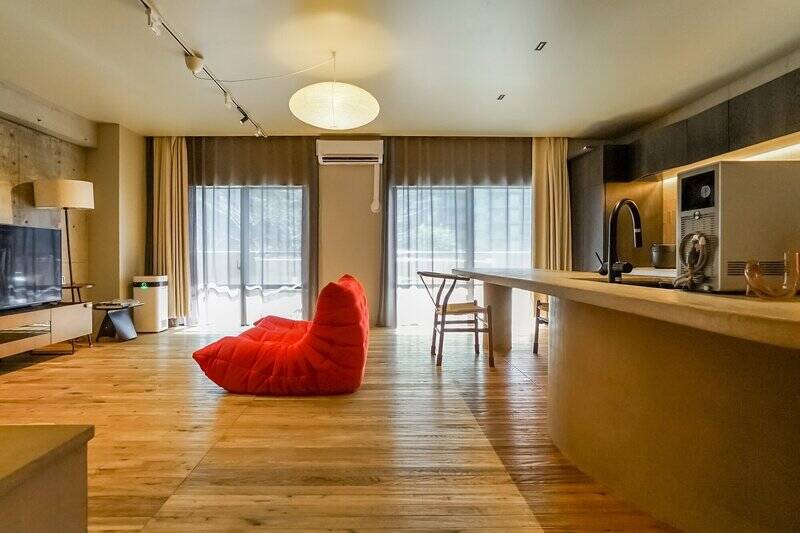 床に敷き詰められた天然木を、南東からのやわらかな陽が照らします。