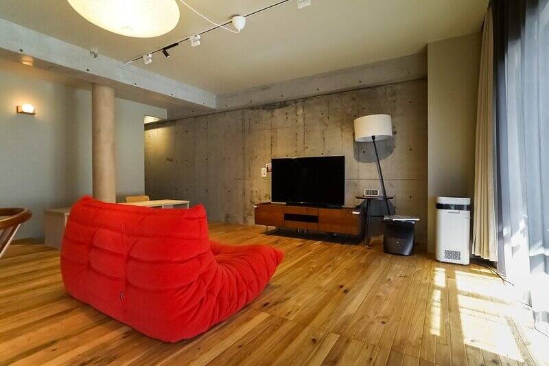 壁はややグリーンがかったグレーを基調とし、一部を躯体現しに。絶妙なニュアンスです。