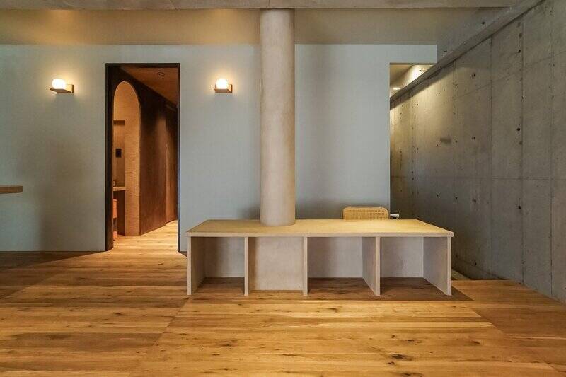 リビング側からはベンチとして機能するこちらの造作物。バスケットを使えば収納のようにも機能します。お気に入りのインテリアを飾るのもいいですね。