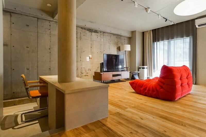 反対側は床が下がり、椅子が一脚収まります。外の植栽を眺めながら作業ができますよ。