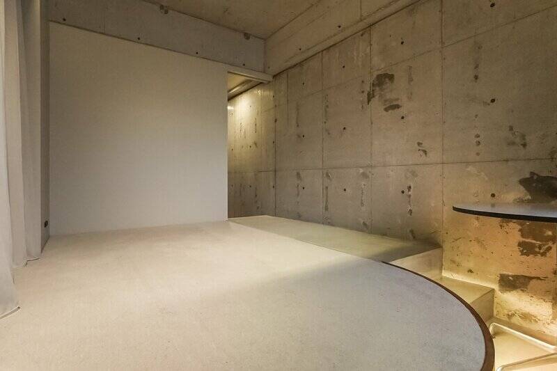 洋室Aがほぼ反転したような造り。室内に高低差があり、カーペット部分が舞台のようになっています。