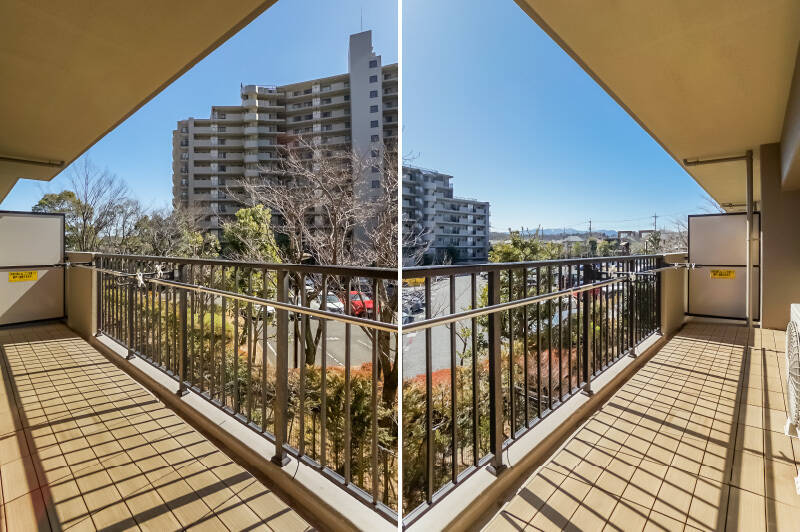 南東向きで日当たり良好。床にはウッドデッキが敷かれています。