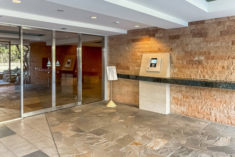 エントランスはオートロック付き。清潔感があり、壁や床の意匠もいい雰囲気。入口の印象がいいと、マンション全体への期待も高まりますね。その他、宅配ボックスも完備。