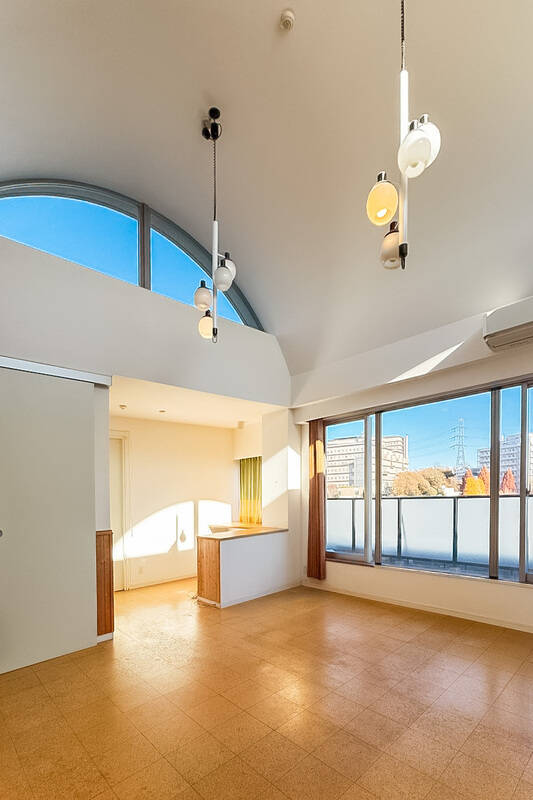 <p><b>いちばん高い部分の天井高は約4.1m</b>と、マンションではなかなかお目にかかれない高さ……！ 視線が上へ抜けて、実際の広さ以上にゆとりを感じられます。リノベーションで後から変えることのできない、この住まいならではの魅力です。</p>