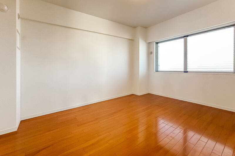 広さは約8.2帖と、贅沢な広さです。ベッドと机を置いても、まだスペースに余裕がありそうです。