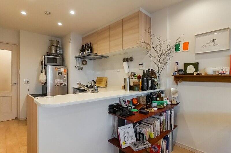 カウンターにハイチェアを置けば、さっと食事をとったり、夜はバーカウンターのように使ったりすることも可能です。