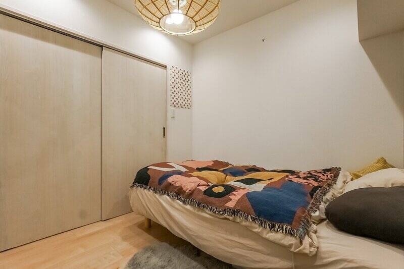 ベッドのほか、コンパクトなデスクや収納家具を配置できる広さ。