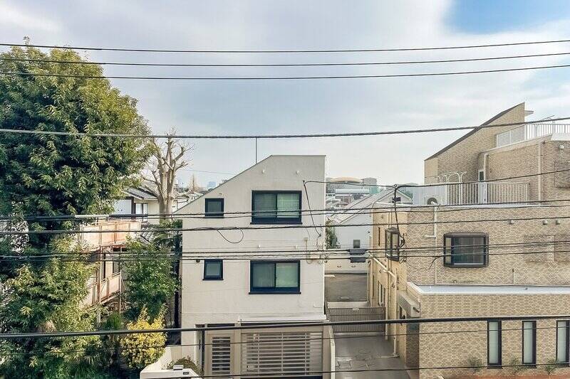 低層の住宅街に建っていることもあり、3階に所在しているにもかかわらず、空が広く見えるのがうれしいですね!