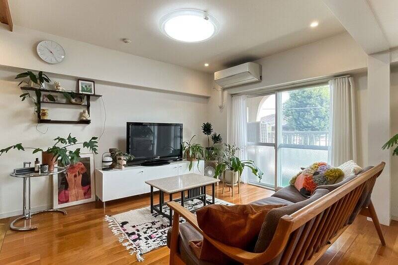 リビングスペース。窓の外にグリーンが見えていいですね♪