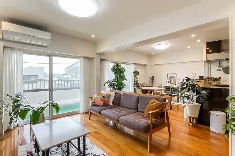 壁や天井の白が光を拡散。ベーシックなカラーリングなので、どんなインテリアにも似合いそうですよ。