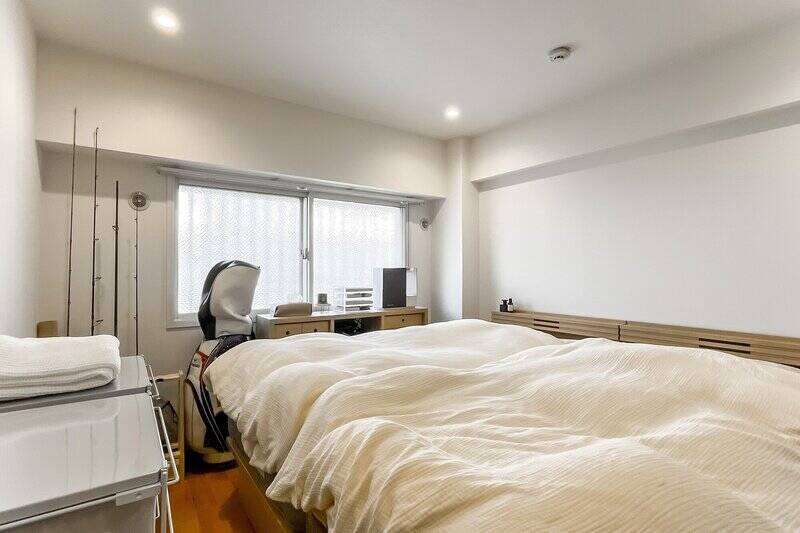 窓は南西向きで、共用廊下に面しています。