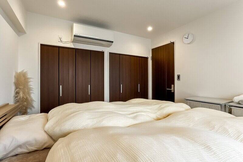 ほぼ同じサイズのクローゼットがふたつ並んでいます。中の天高がやや低く、長めのコートやワンピースは床に付いてしまうそうなので、内見の際にご確認くださいね。