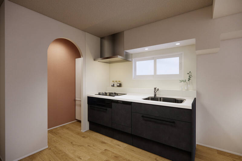 ダークトーンでシックにまとめられたキッチン。3口コンロ、食洗機を完備しています。